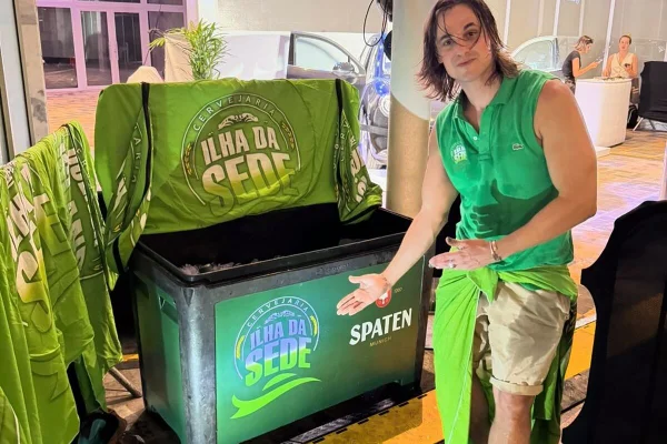 Daniel Erthal posa com sua Ilha da Sede durante um evento - Metrópoles
