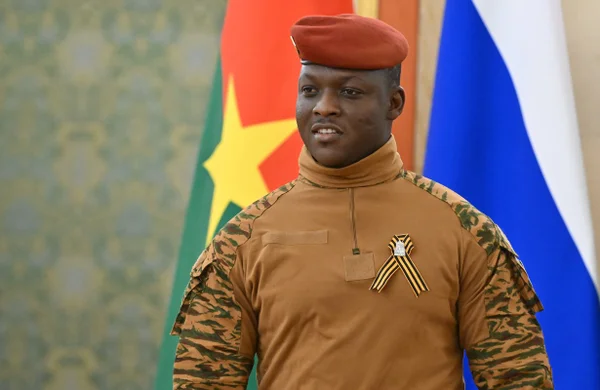 Imagem colorida mostra líder de Burkina Faso - Metrópoles