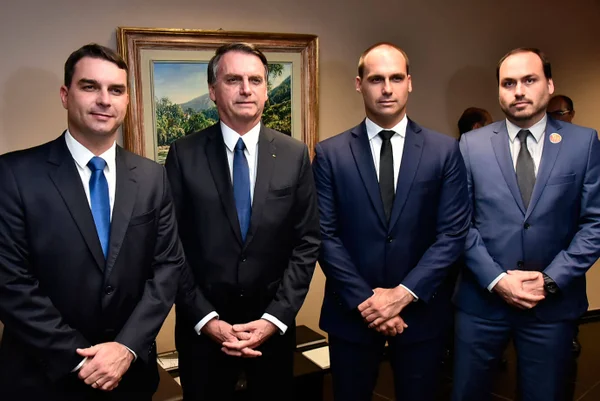 Filhos de Bolsonaro silenciam sobre áudio que liga pai a rachadinhas