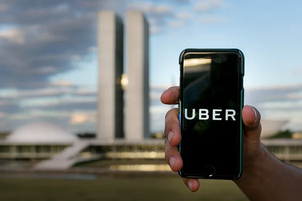 Regulamentação do Uber vai ficar no meio termo entre apps e taxistas