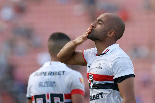 Lucas Moura manda beijo