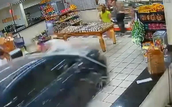 carro invade padaria goiania - Metrópoles