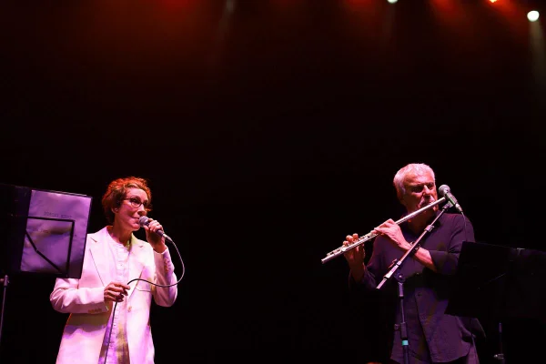 Foto colorida da cantora Stacey Kent e de Danilo Caymmi - Metróoles