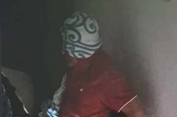 Imagem colorida de um homem com capuz na cabeça- Metrópoles