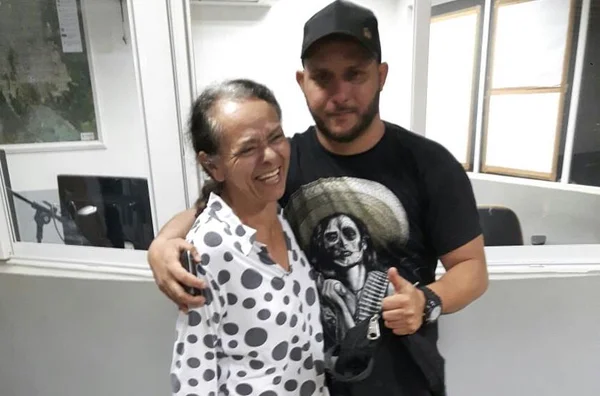 Filho encontra mãe que estava perdida após crise de amnésia