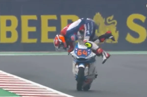 Piloto escapa de queda na MotoGP 2