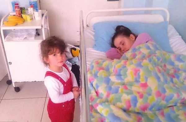 Mãe acorda após sete anos em coma e finalmente conhece a filha