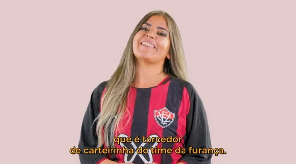 imagem mostra mulher com camisa do Vitória-BA - Metrópoles