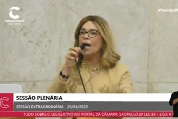 Imagem colorida mostra a vereadora Cris Monteiro, uma mulher branca, de cabelos loiros, óculos, discursando em uma bancada - Metrópoles