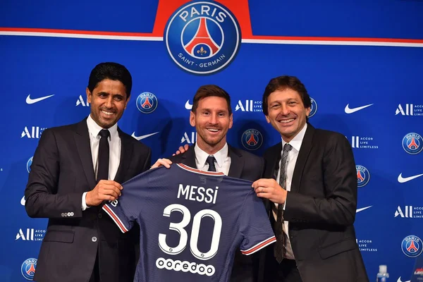 “Estou no lugar certo para continuar ganhando”, diz Messi, em apresentação no PSG