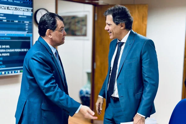 Foto colorida do senador Eduardo Braga e Haddad - Metrópoles