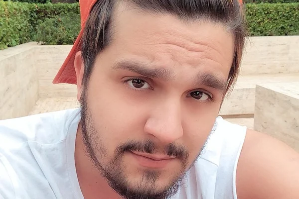 Luan Santana mostra esposa cozinhando rãs e detalhe chama atenção