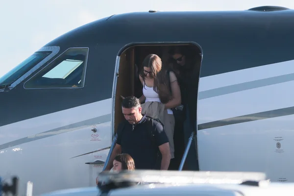 Um avião que transporta o candidato à presidência do Brasil, Flávio Bolsonaro, e sua família chega ao Aeroporto Executivo Miami-Opa Locka, em 28 de outubro de 2026, em Miami, Flórida