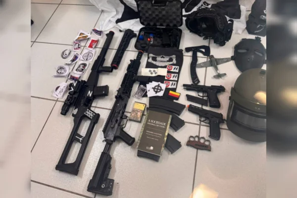 imagem colorida de Objetos de apologia ao nazismo, apreendidos com homem de 21 anos em Minas Gerais