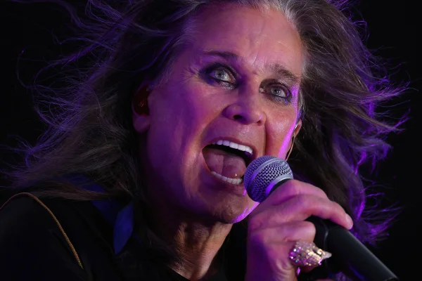 Morre o cantor Ozzy Osbourne, aos 76 anos