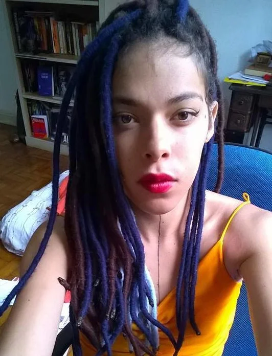 Nua, na Rodoviária de Brasília, artista transexual convida à reflexão