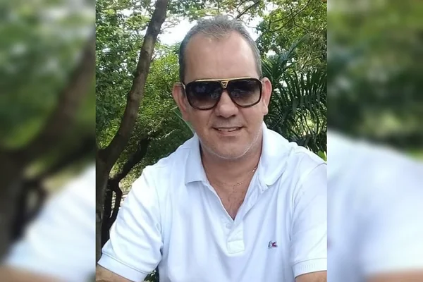 Homem de camisa branca e óculos preto