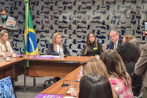 Bancada feminina da Câmara recebe promotora espancada por colega
