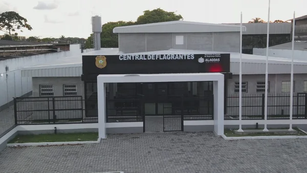 Imagem colorida de fachada da Central de Flagrante de Maceió, em Alagoas - Metrópoles