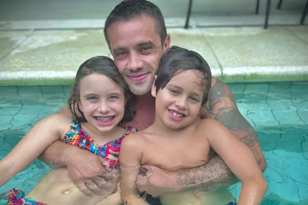 Após afastamento, Rafael Cardoso posa com os filhos e fala de recomeço - Metrópoles