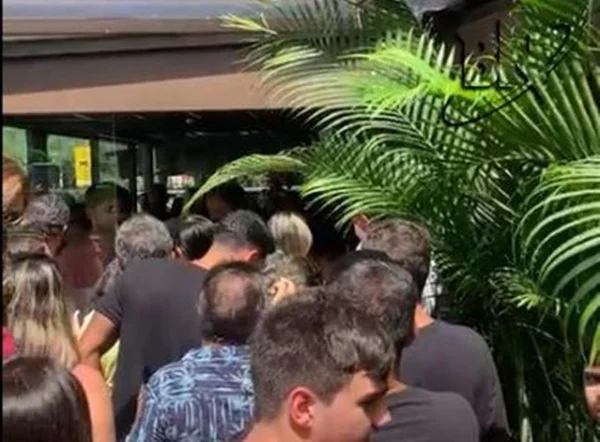Clientes em frente ao Coco Bambu