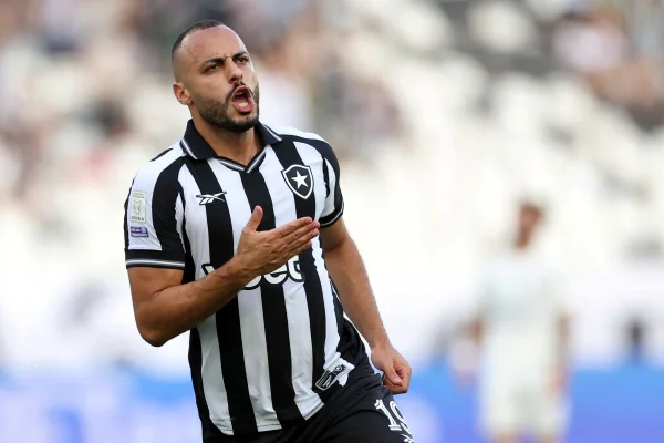 Brasileirão: com três de Arthur Cabral, Botafogo bate o Corinthians