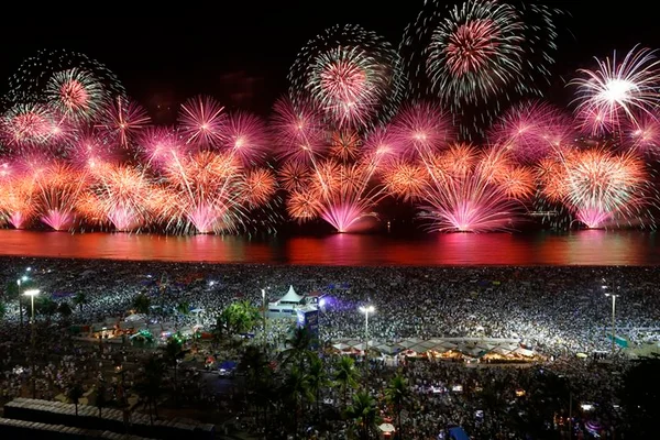 Orla do Rio de Janeiro com fogos de artifício ao fundo - Metrópoles