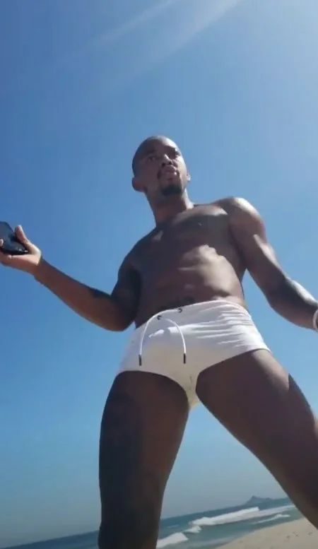 E sensualizou ao surgir com uma sunga branca E sensualizou ao surgir com uma sunga branca