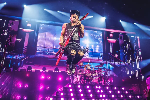 Imagem colorida mostra banda Scorpions