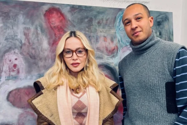 Foto colorida de Anderson Asteclines com Madonna