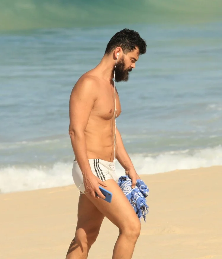 Aos 47 anos, Carmo Dalla Vecchia esbanja a boa forma durante passeio pela praia Aos 47 anos, Carmo Dalla Vecchia esbanja a boa forma durante passeio pela praia