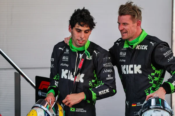 Foto colorida de Gabriel Bortoleto e Nico Hulkenberg companheiros de Sauber na Formula 1 - Metrópoles