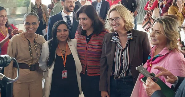 Simone Tebet (ao centro) se encontra com Marina Silva, Mária do Rosário, Janja e outras lideranças femininas em Brasília. Na imagem, elas aparecem abraçadas e sorrindo para fotos - Metrópoles