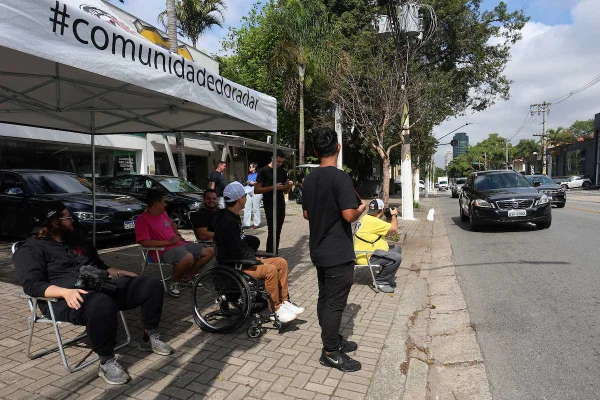 Radar em avenida dos Jardins vira point de amantes de carros de luxo