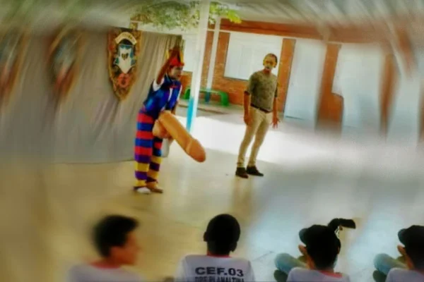 Peça teatral com pênis gigante causa polêmica em escola do DF. Vídeo