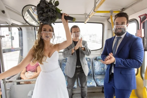 Grupo faz “casamento” em ônibus como protesto pelo setor de eventos