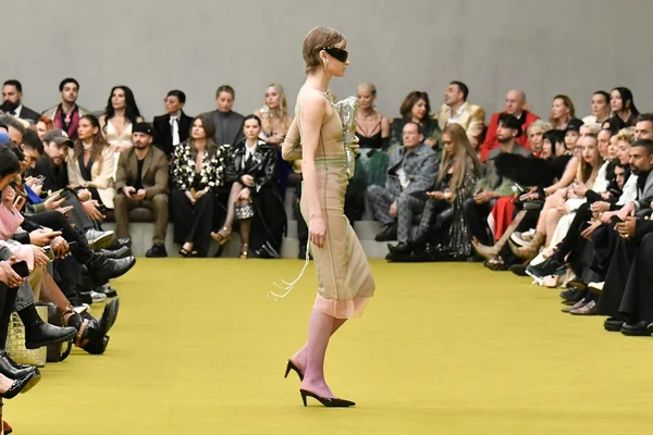 Na imagem com cor, modelo desfila durante o Milão Fashion Week - Metrópoles