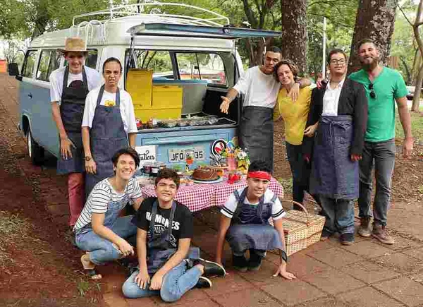 Jovens autistas voltam às ruas para vender quitutes na Kombinha Azul