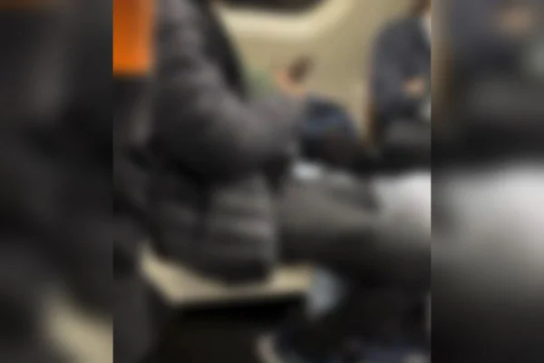 Passageira flagra homem se masturbando em metrô da Linha 4-Amarela