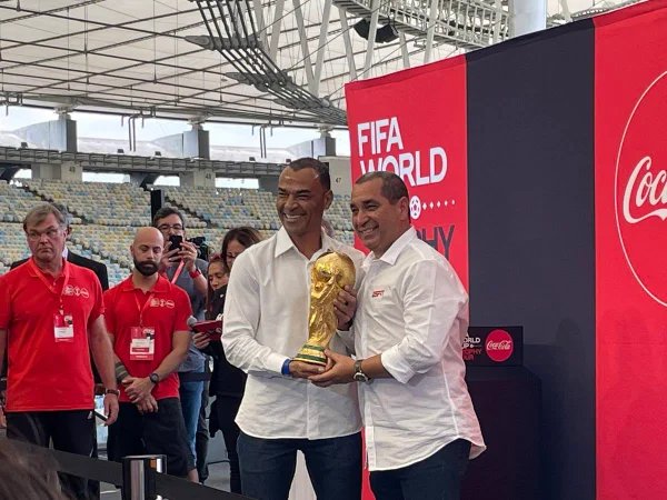 Cafu e Zinho segurando a taça da Copa do Mundo - Metrópoles
