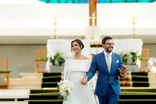 Laís Loureiro e Gustavo Mascarenhas sobem ao altar na Catedral