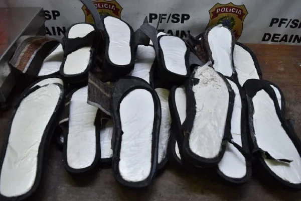 cocaína no chinelo