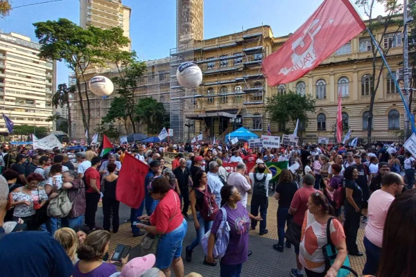 Assembleia de professores realizada na Praça da República, centro de São Paulo, com greve marcada - Metrópoles