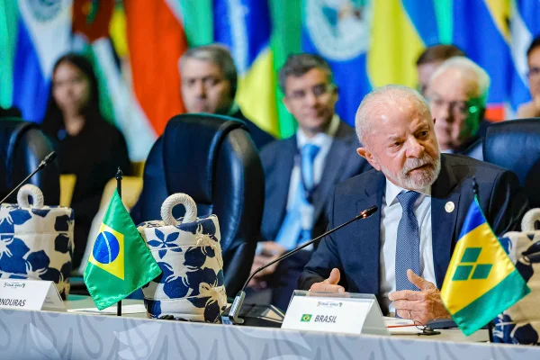 Lula cancela participação na Cúpula Celac e é substituído por Vieira