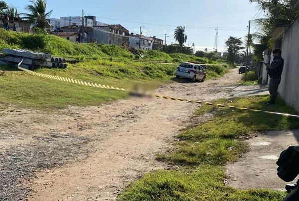 Imagem colorida de corpo de homem no chão. Ele foi assassinado após perseguição em João Pessoa (PB) - Metrópoles