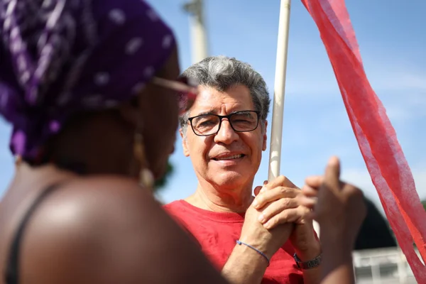 Artistas e políticos protestam contra violência policial
