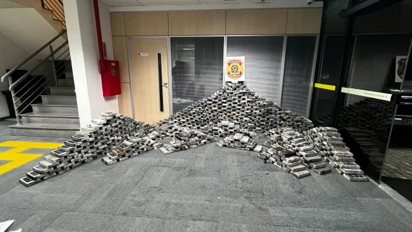 PF acha 725 kg de cocaína escondidos sob piso de casa em SC