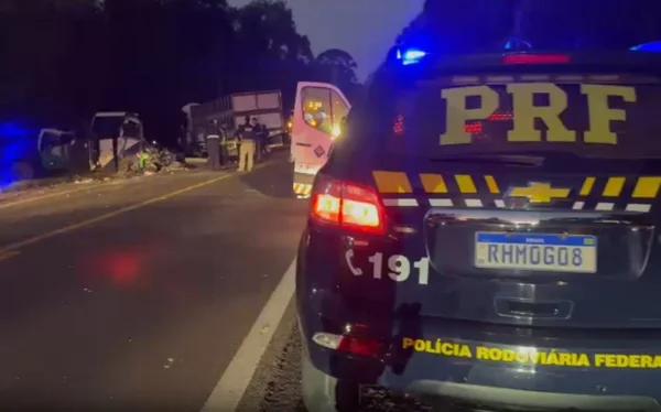 imagem colorida acidente entre carreta e micro-onibus deixa 23 mortos no parana
