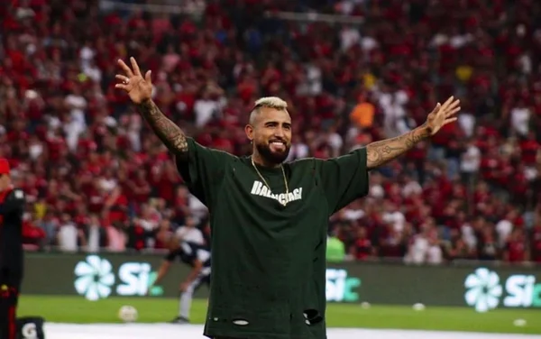 Imagem colorida de Arturo Vidal no Maracanã