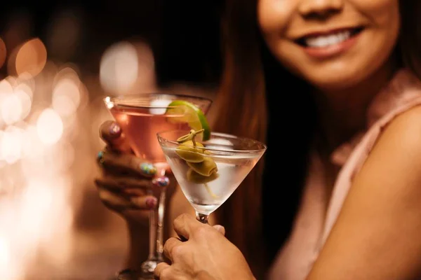 Bar é o melhor local para o primeiro encontro, diz pesquisa